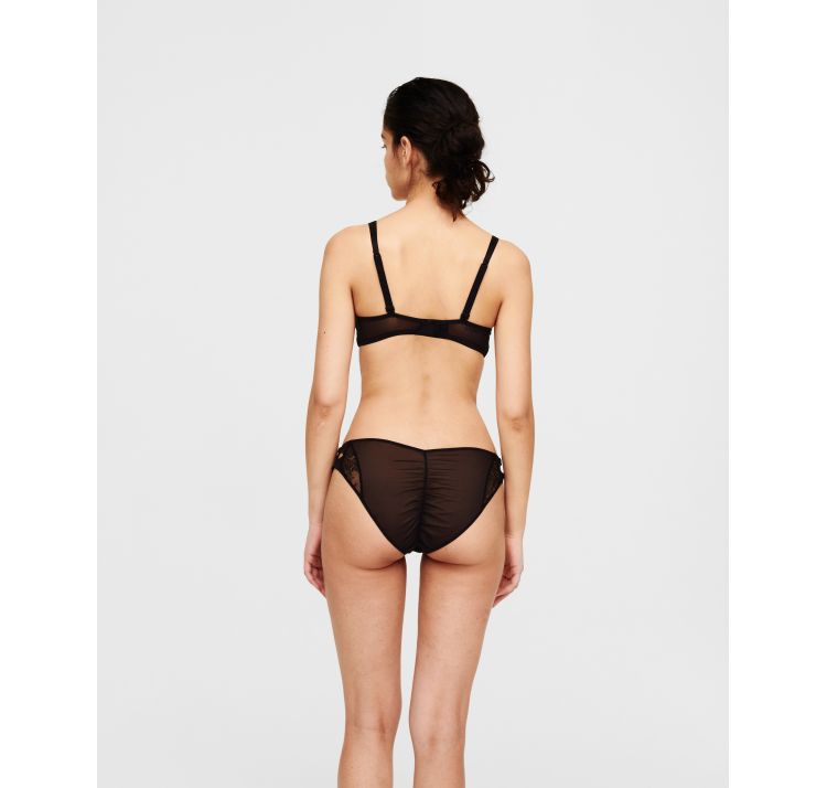 CHANTAL THOMASS mystery brief